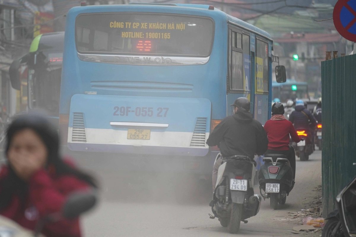 BỤI MÙ MỊT TRÊN CÁC TUYẾN ĐƯỜNG ĐANG THI CÔNG Ở HÀ NỘI