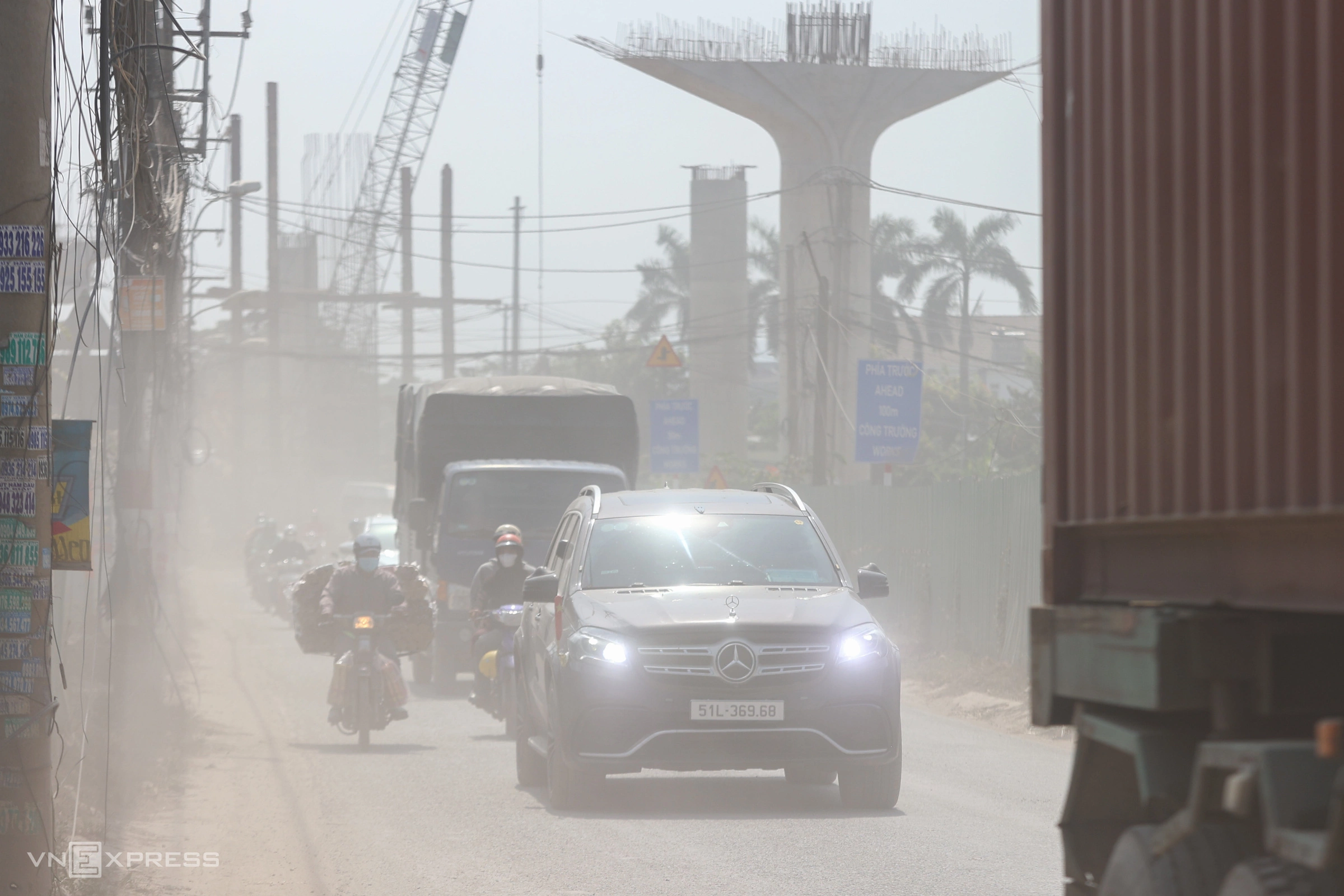 BỤI MỊT MÙ TRÊN ĐƯỜNG GẦN CÔNG TRƯỜNG VÀNH ĐAI 3 TP HCM