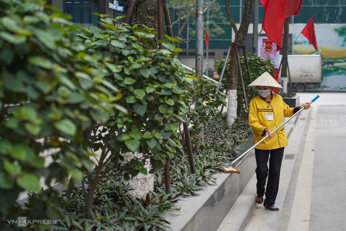 BỤI MÙ MỊT TRÊN CÁC TUYẾN ĐƯỜNG ĐANG THI CÔNG Ở HÀ NỘI