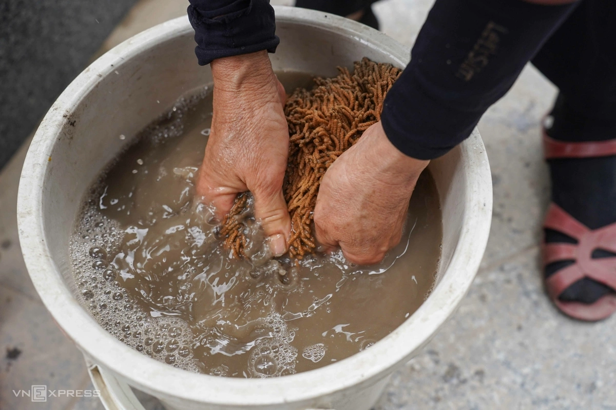 BỤI MÙ MỊT TRÊN CÁC TUYẾN ĐƯỜNG ĐANG THI CÔNG Ở HÀ NỘI