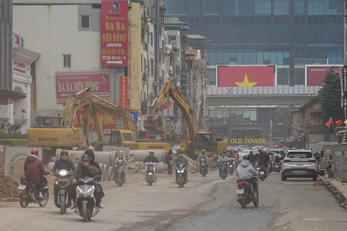 BỤI MÙ MỊT TRÊN CÁC TUYẾN ĐƯỜNG ĐANG THI CÔNG Ở HÀ NỘI