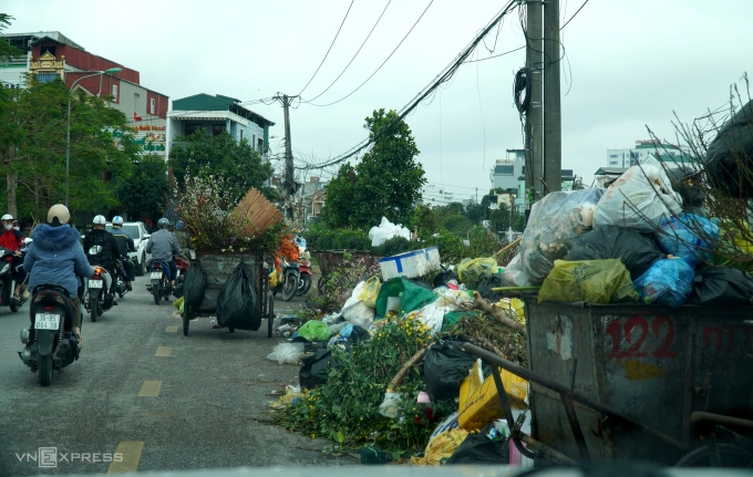 RÁC TRÀN NGẬP ĐƯỜNG PHỐ THANH HÓA