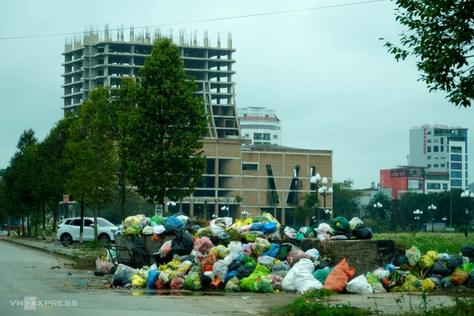 RÁC TRÀN NGẬP ĐƯỜNG PHỐ THANH HÓA